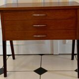 Travailleuse scandinave pieds compas