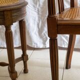 Fauteuil et tabouret anciens assise cannée et pieds cannelés
