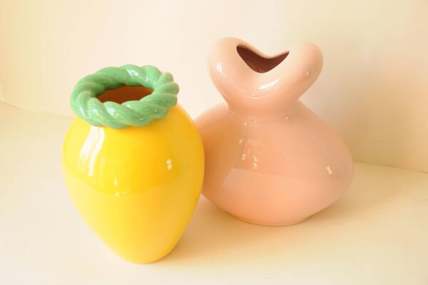 Paire de vases ''bonbons'' en céramique rose, jaune et vert