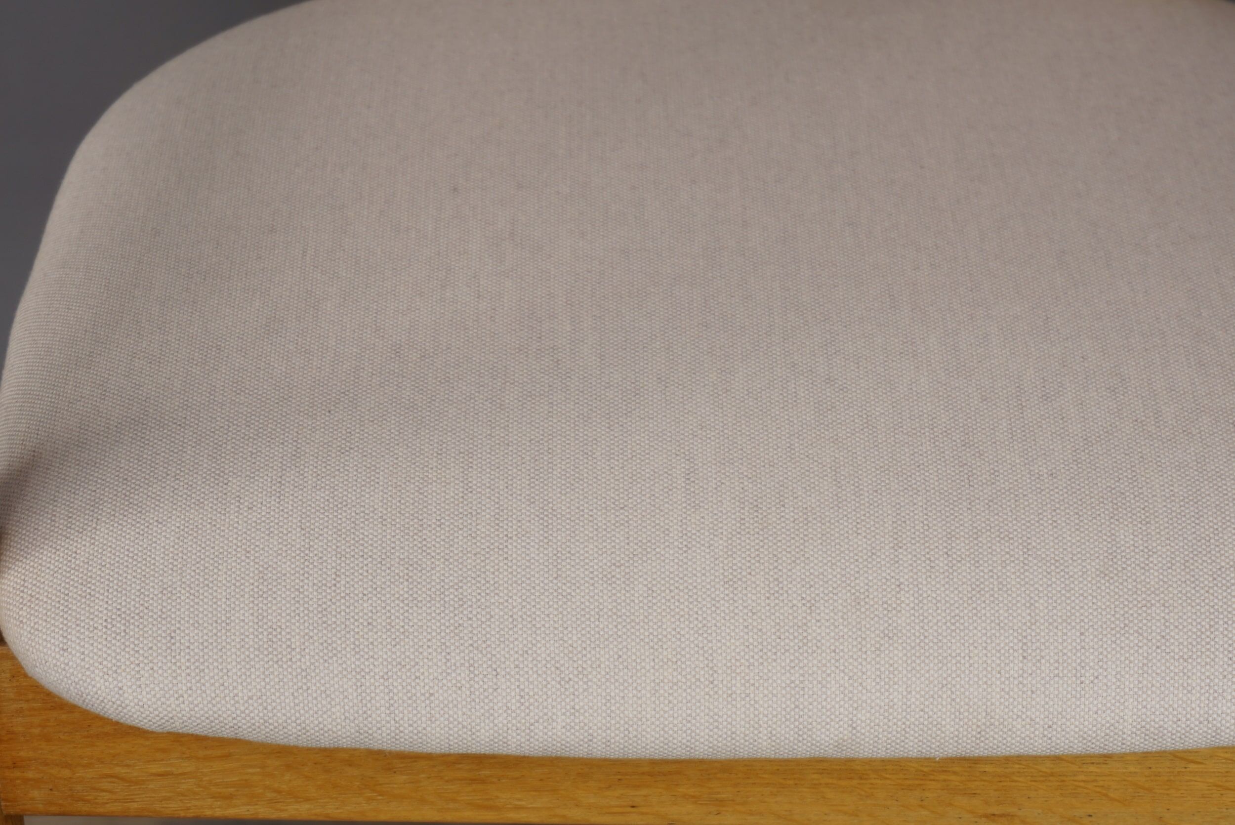 Suite de 4 fauteuils en chêne et tissu