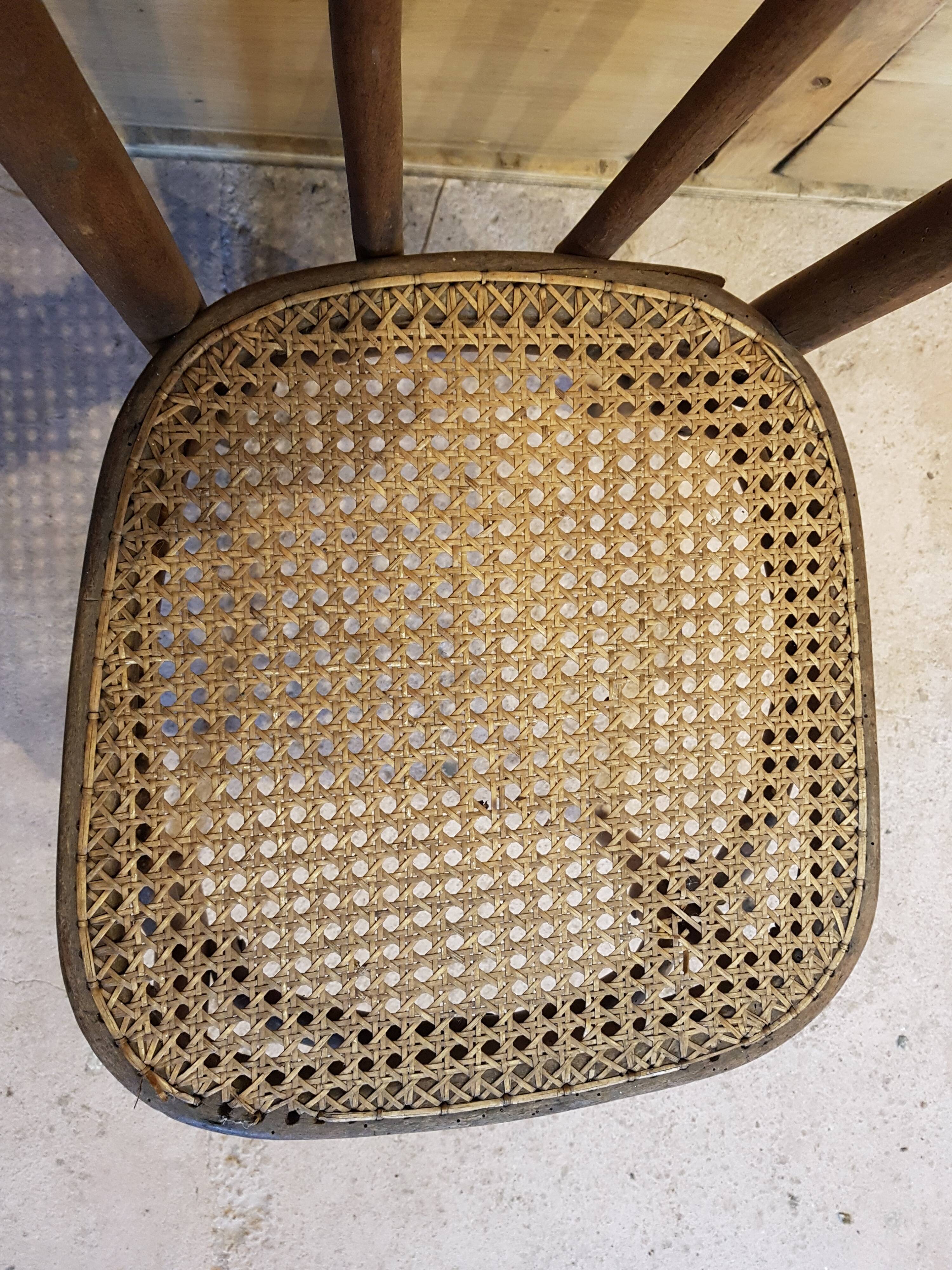 Chaise de bistrot cannée
