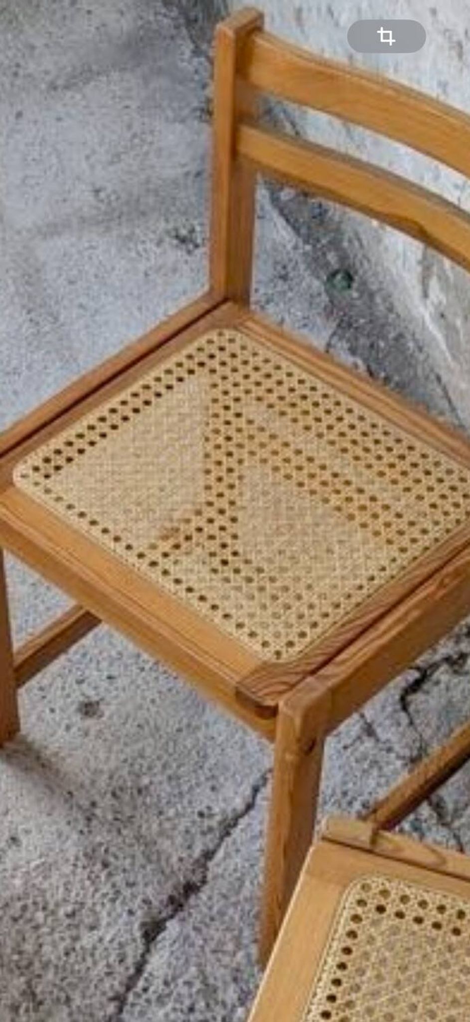 Série de 4 chaises vintage en pin assise cannage