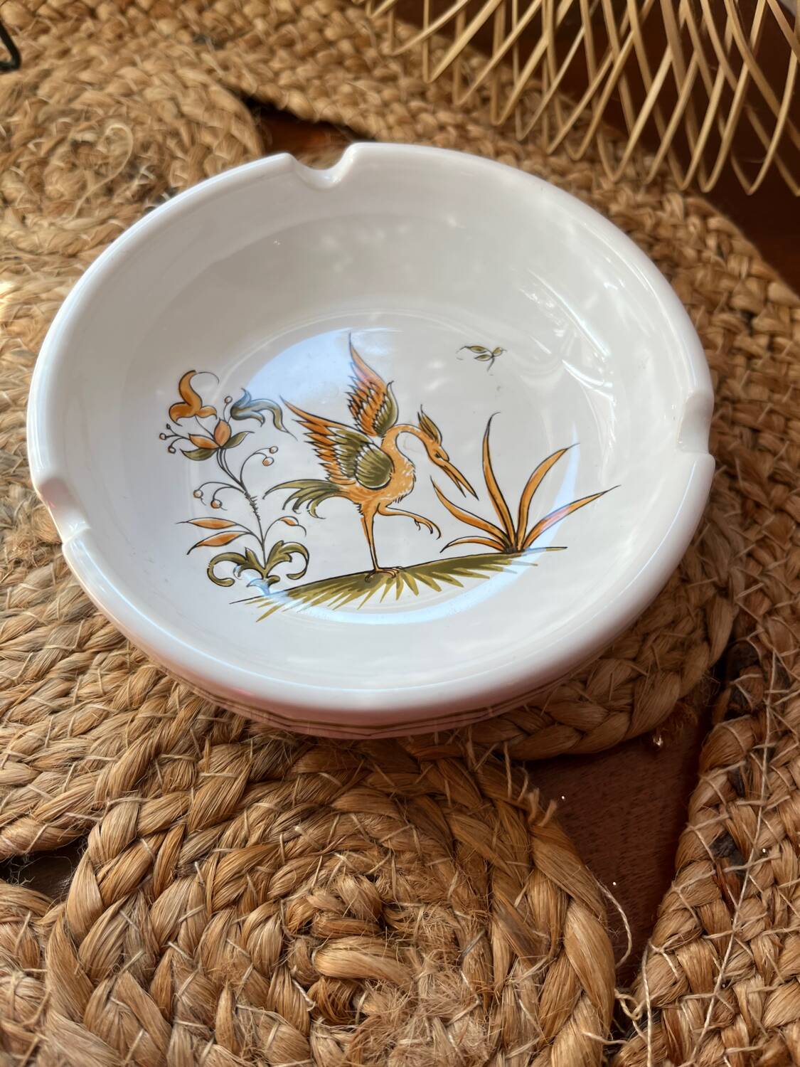 Porcelain ashtray with Vieux Moustier decorations