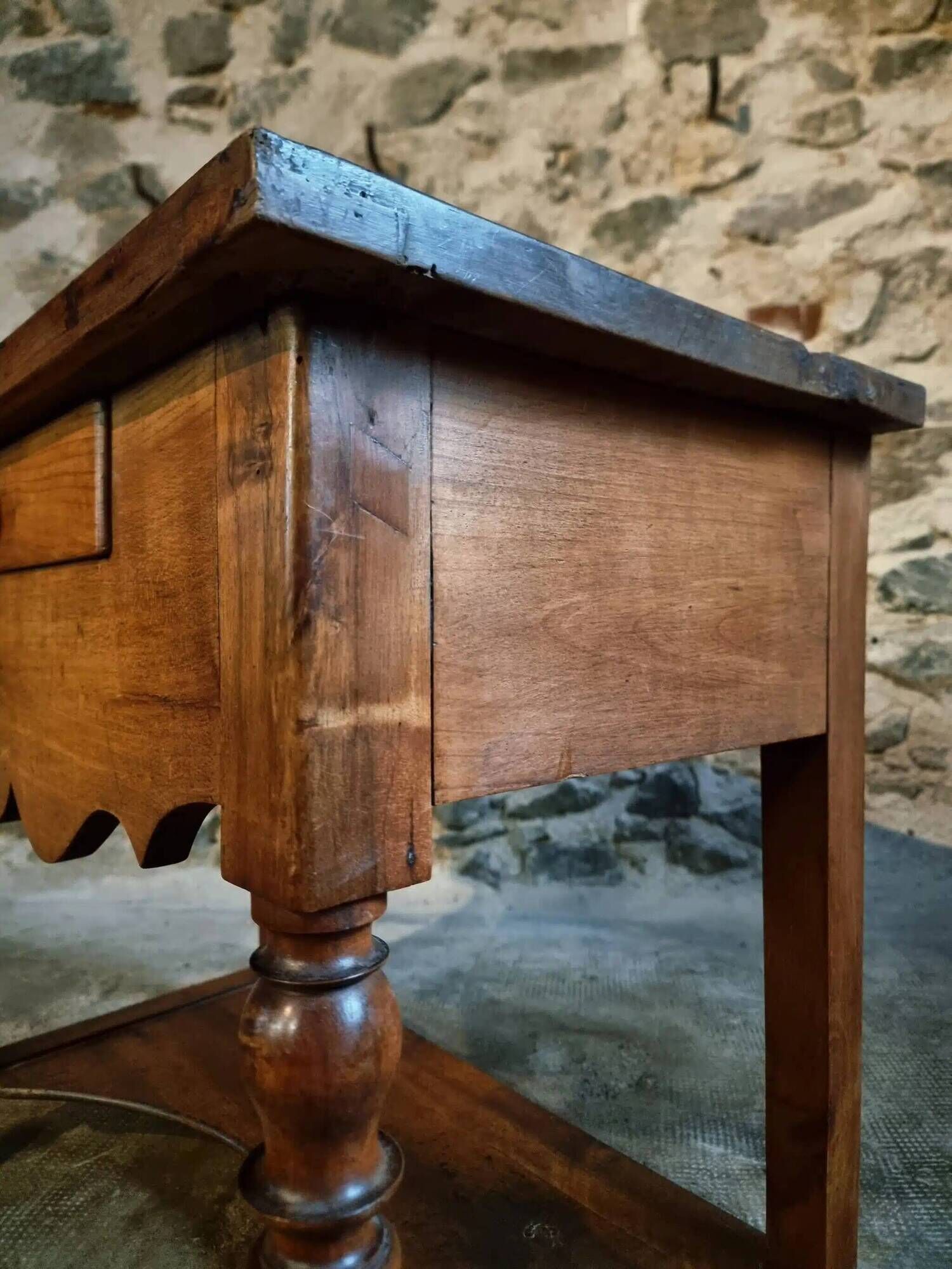 Table d'appoint française ancienne en noyer et cerisier – Louis Philippe, XIXe siècle
