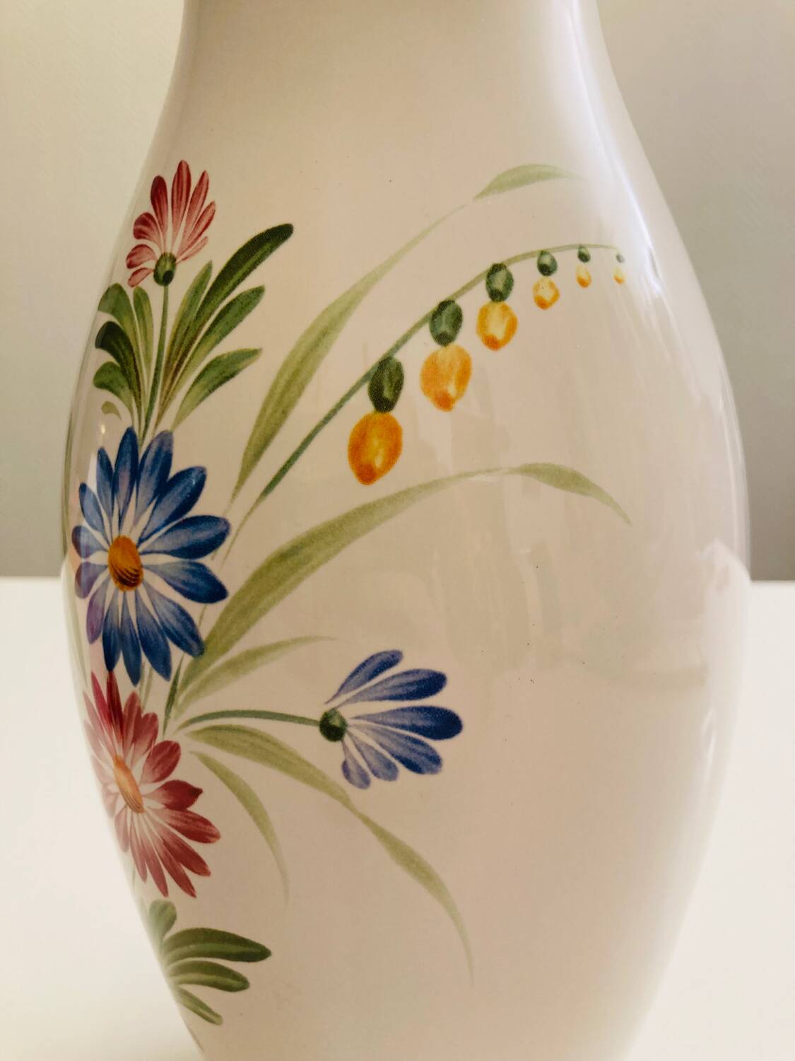 Vase à motif floral en faïence de Lunéville