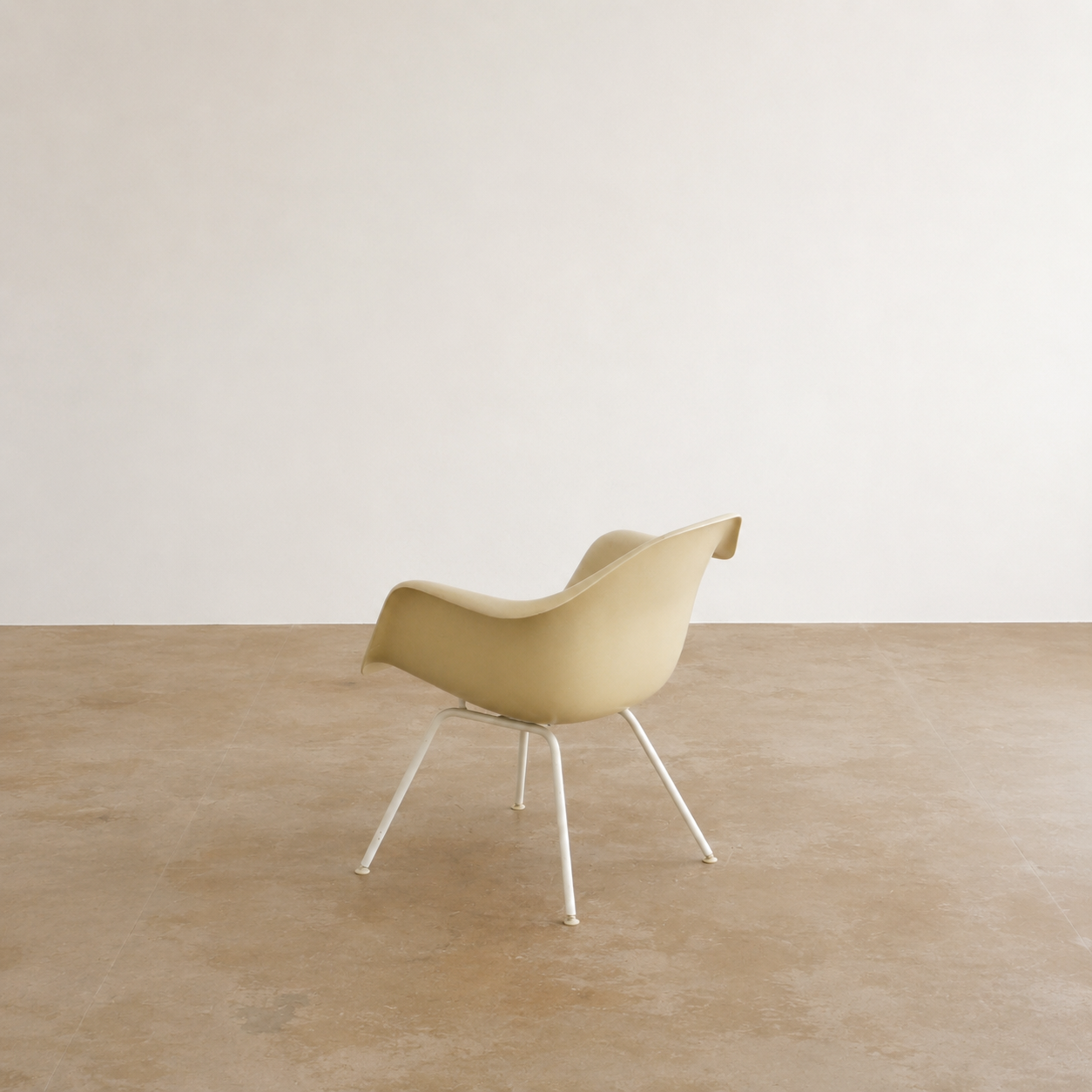 Fauteuil en fibre de verre eames par herman miller avec base lax blanche