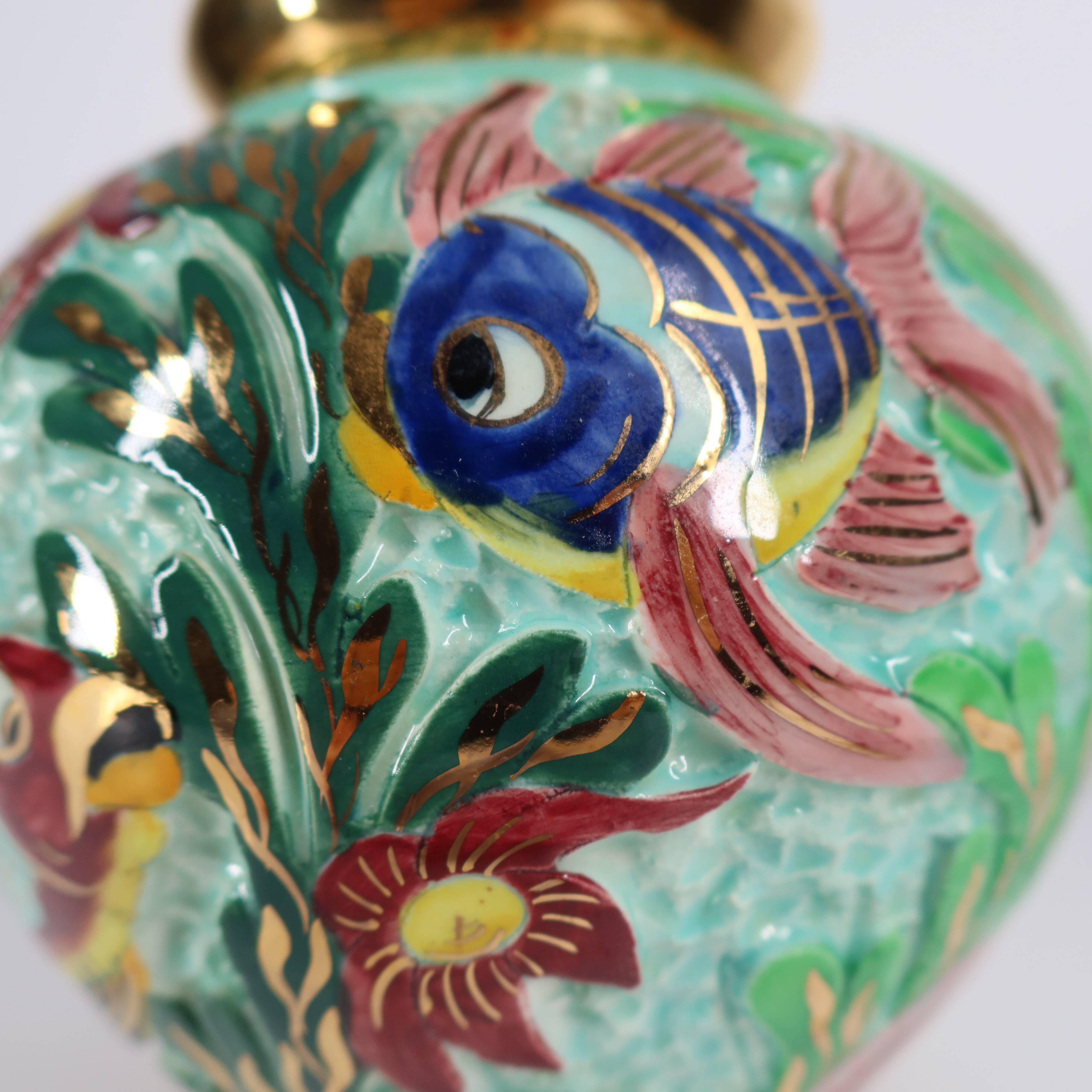 Vase boule en céramique Cerdazur Monaco décor marin en relief, touches doré