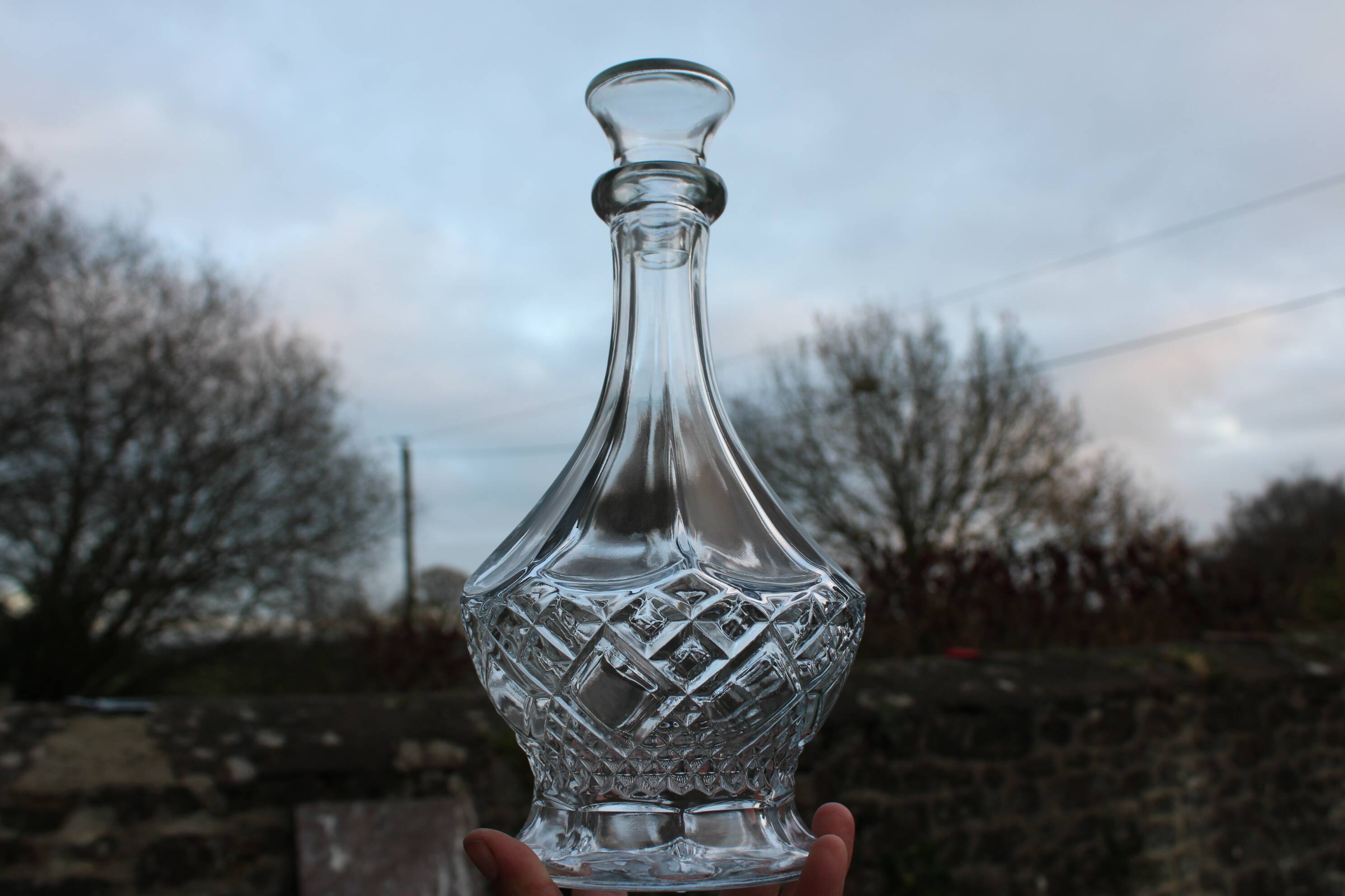 Elegant cut-glass carafe – classic and refined style