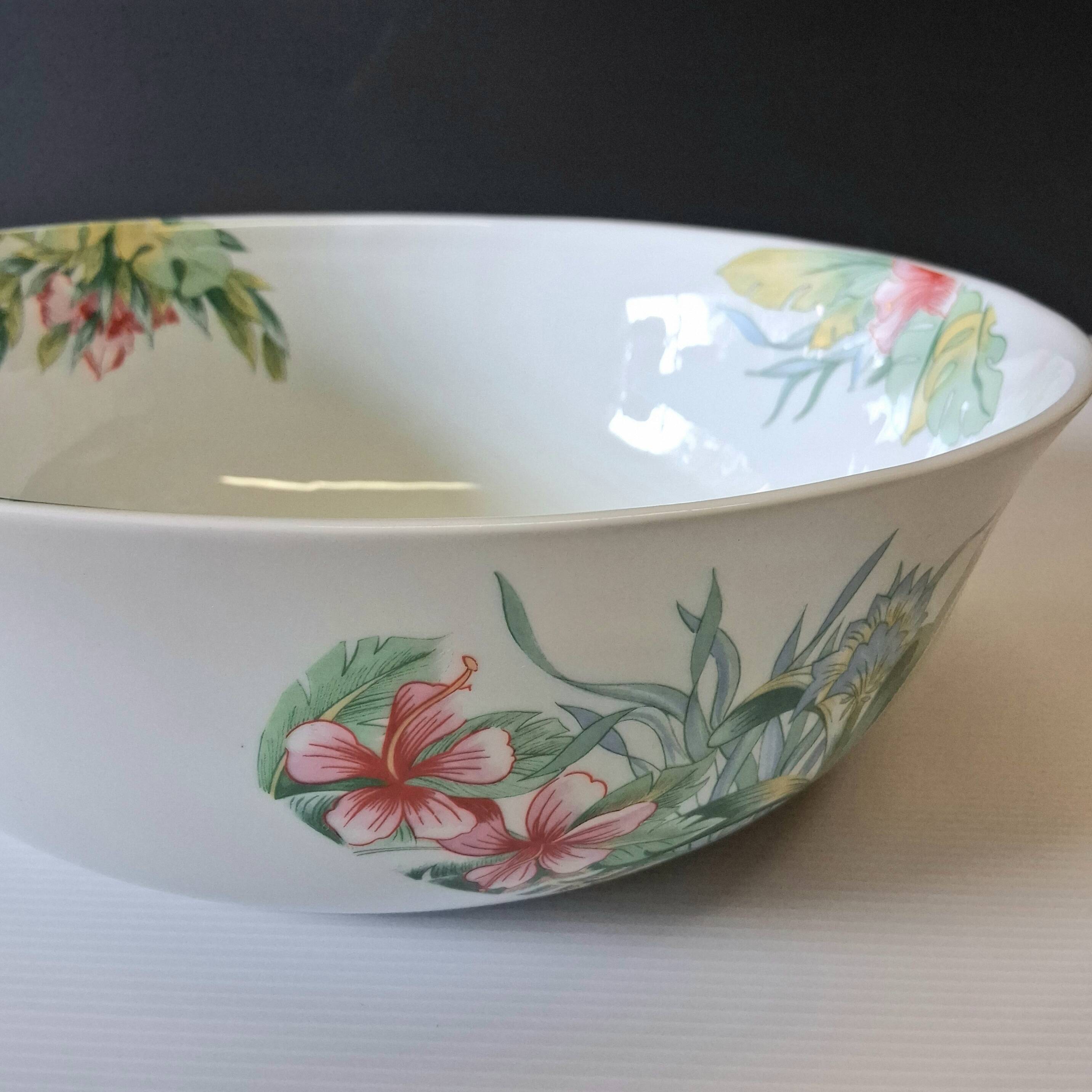 Very large porcelain salad bowl in very good condition from L'hirondelle Meh.
