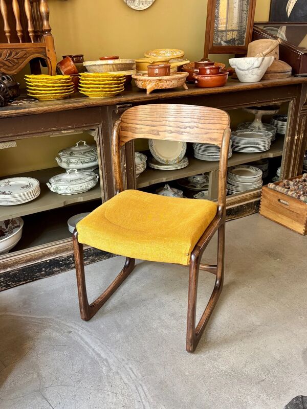 Chaise Baumann modèle ''Traîneau'' en bois foncé et coton ocre