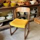 Chaise Baumann modèle "Traîneau" en bois foncé et coton ocre