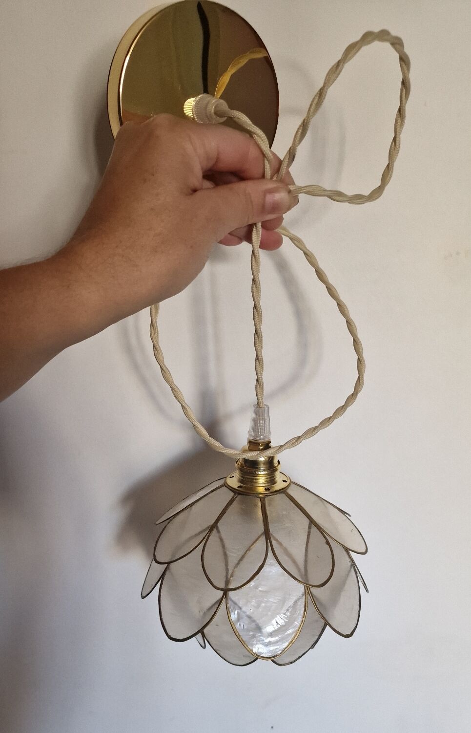 Mother-of-pearl lotus flower suspended or portable