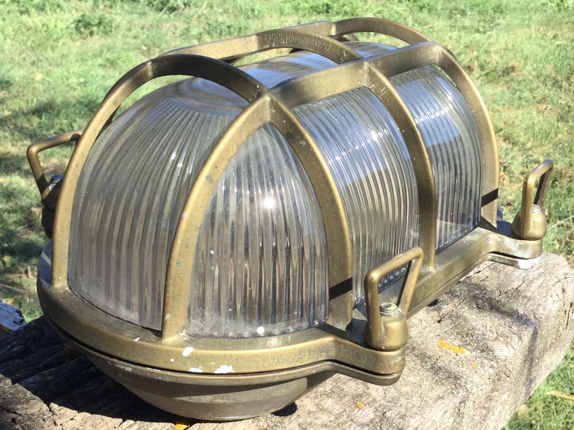 Oval passage lamp