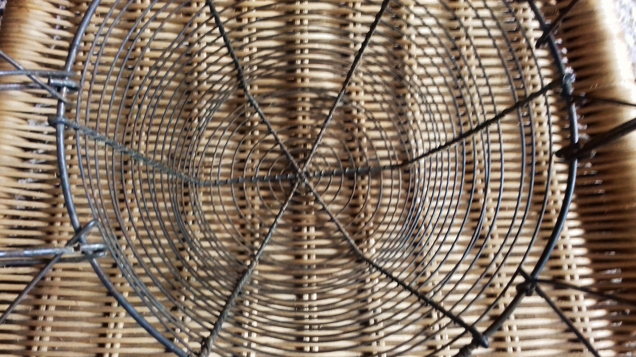 Salad basket opening star metal wire two handles