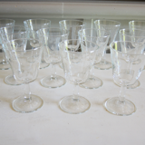 Service de 33 verres à pied et carafe