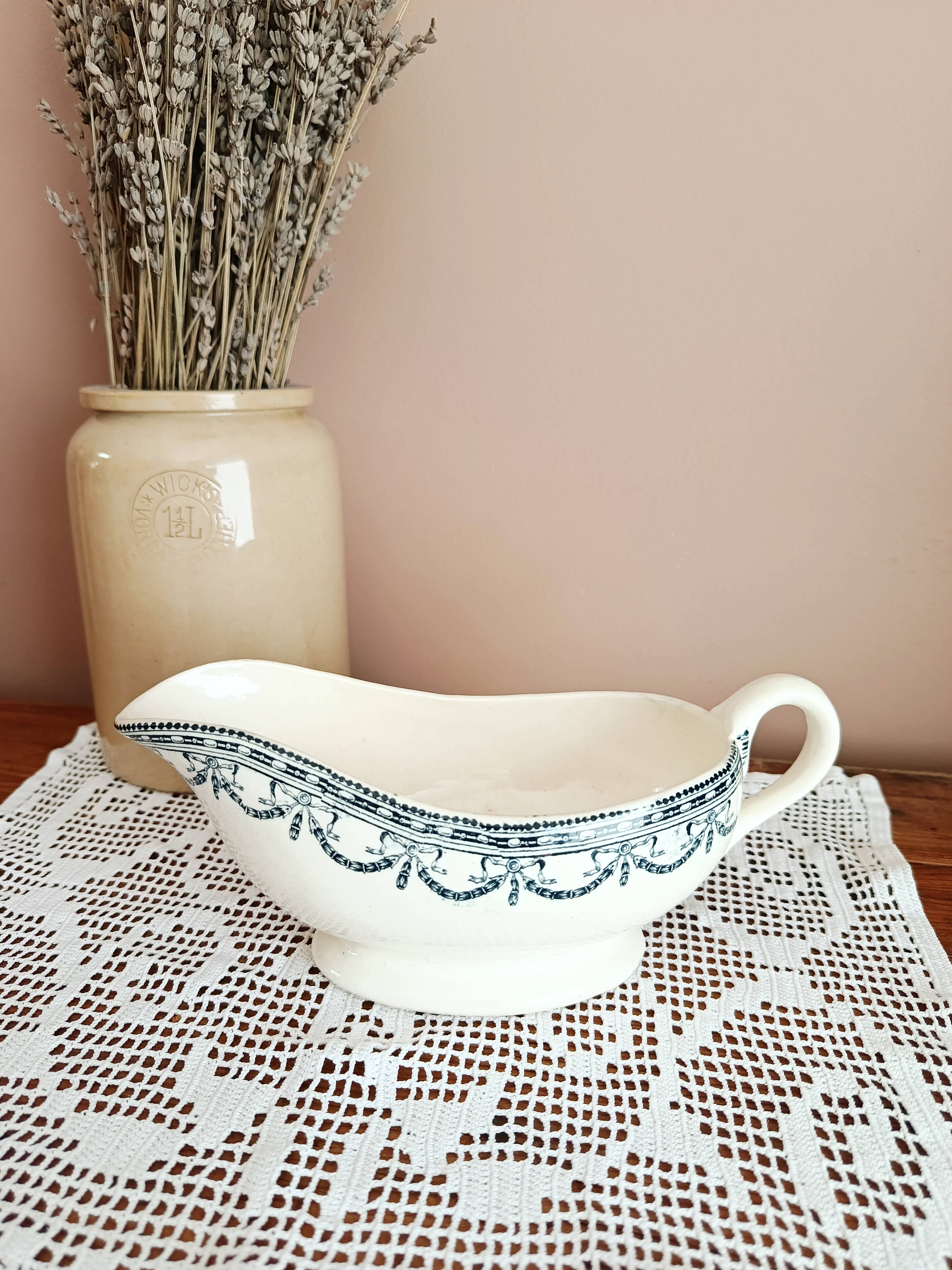 Sauceboat from Salins, Louis XVI garlands.