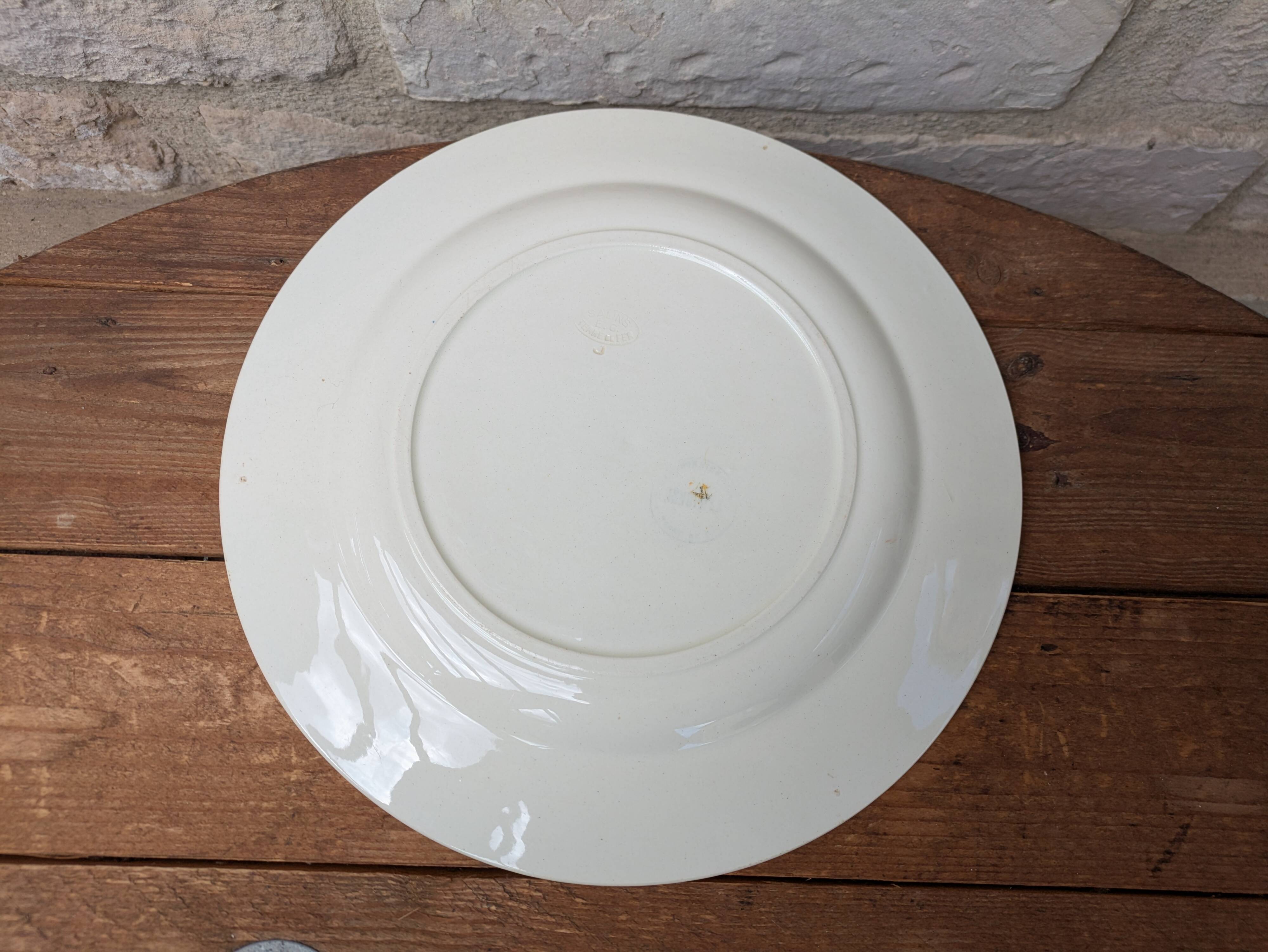 Round service plate in Iron Earth Salins model Nénuphar 29cm