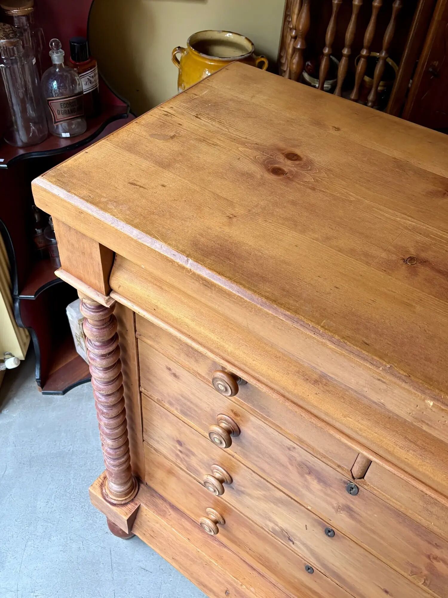 Support furniture, 6-drawer chest in turned pitch pine.