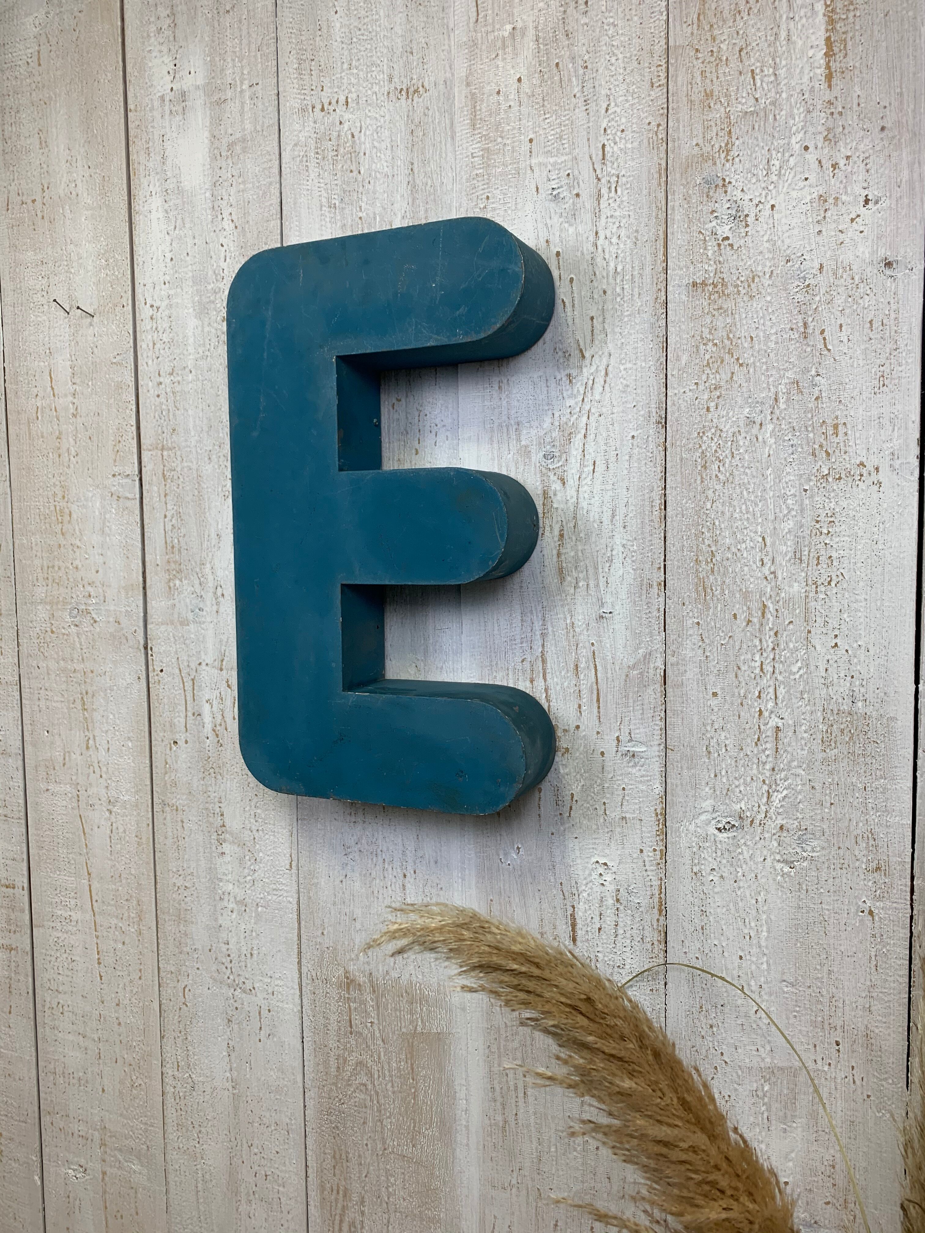 Sign letter "E"