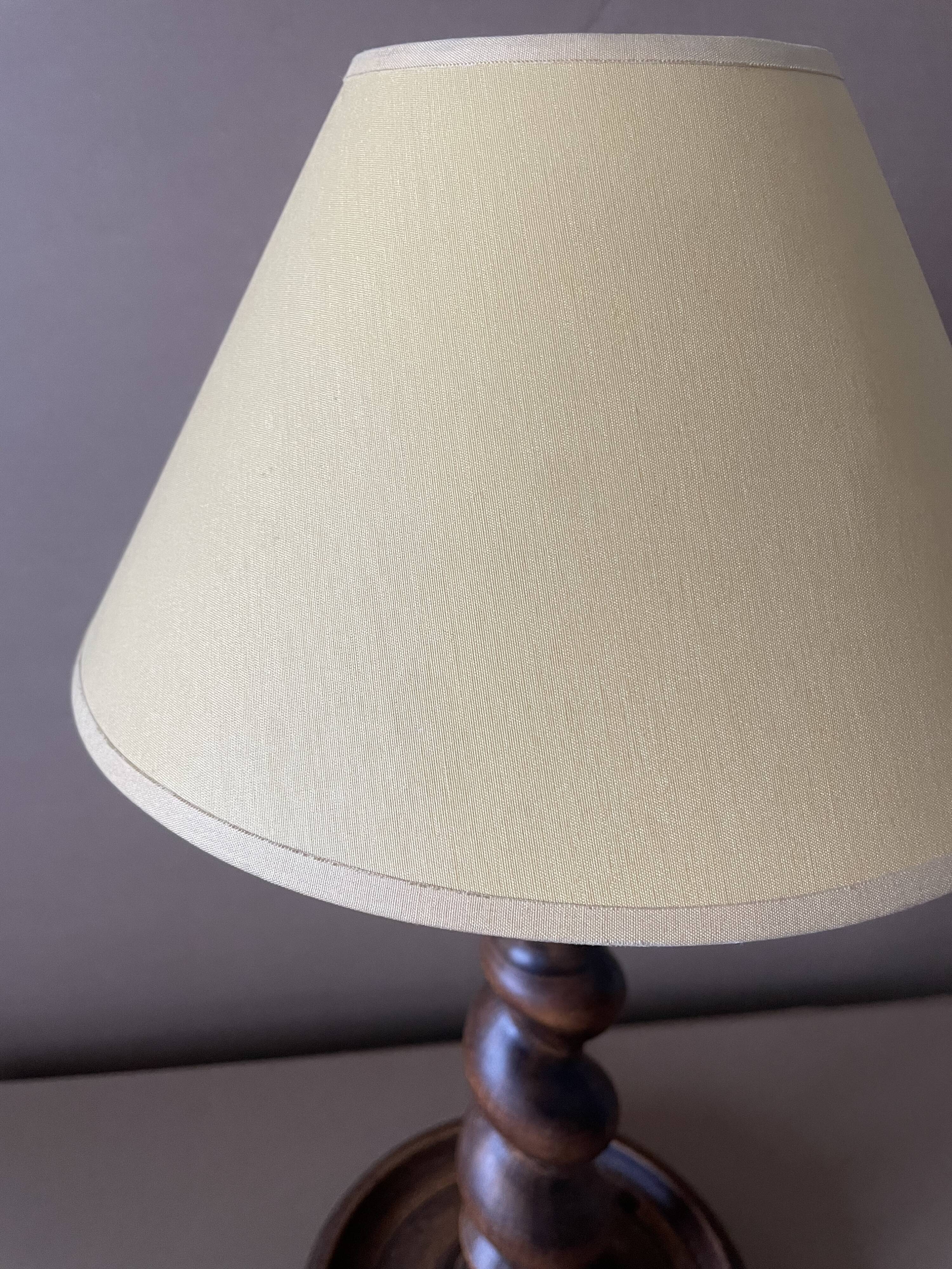 Lampe en bois ancienne