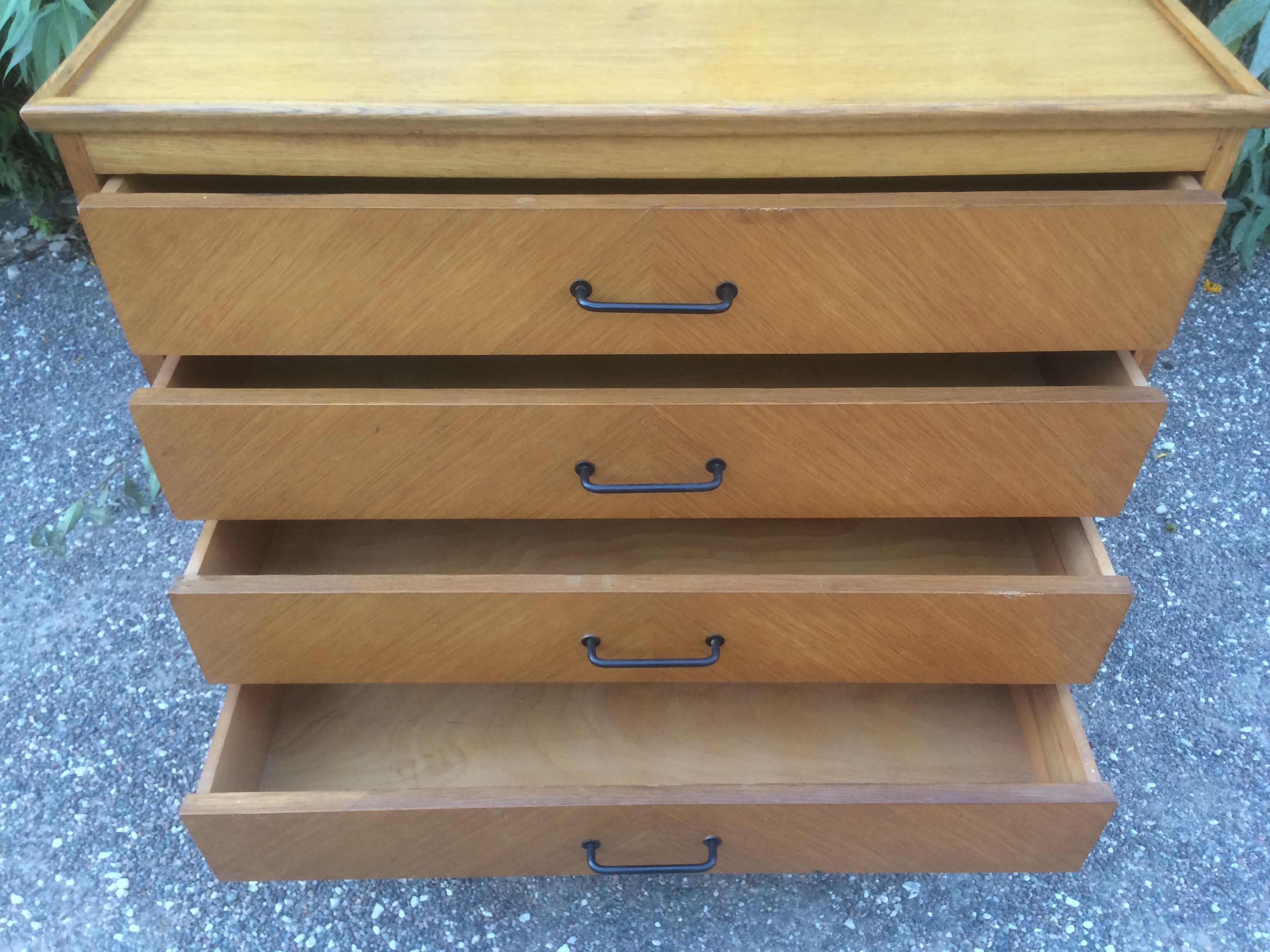 Chest of drawers