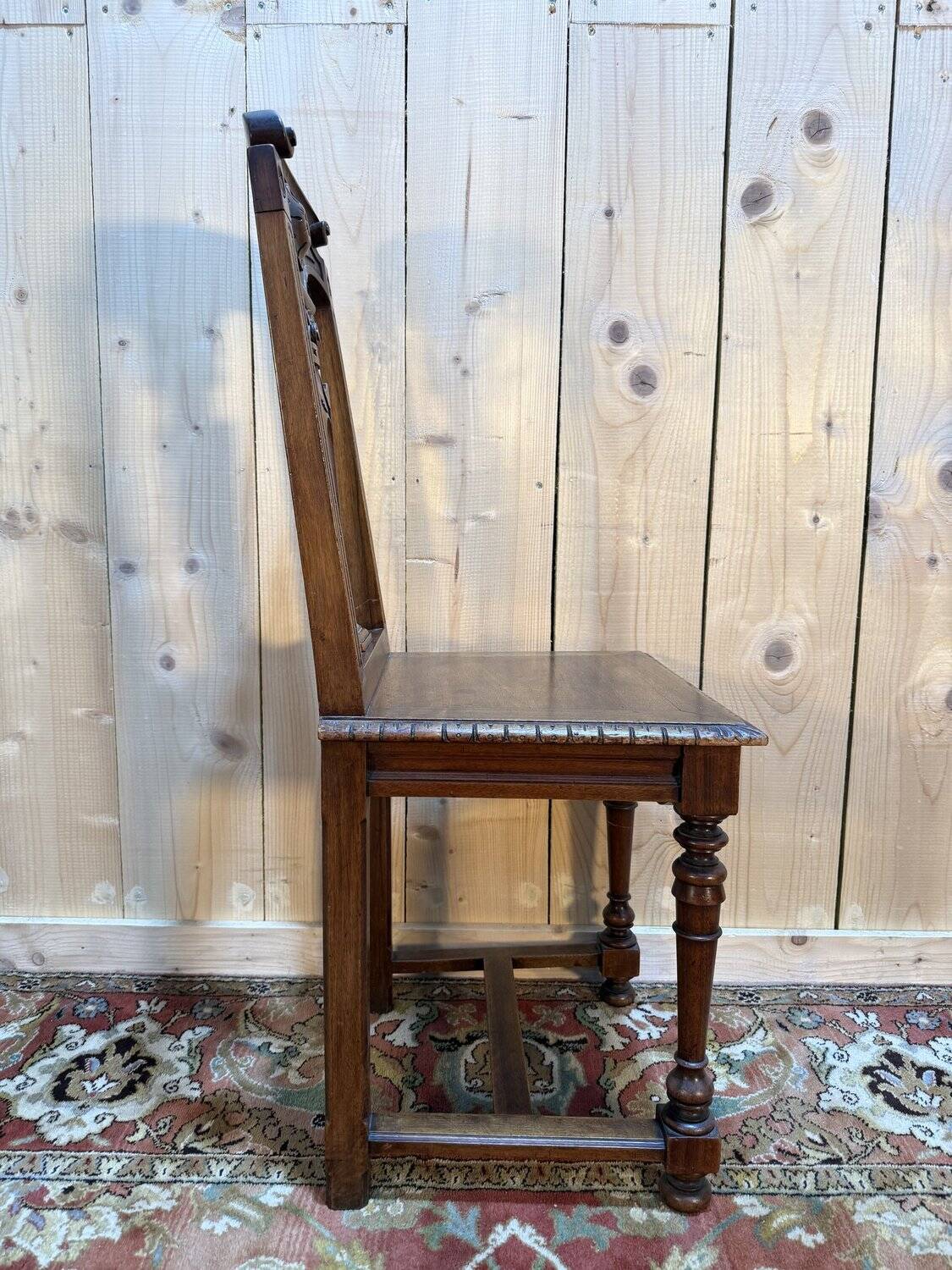 Suite de 8 chaises Néo-Renaissance en noyer
