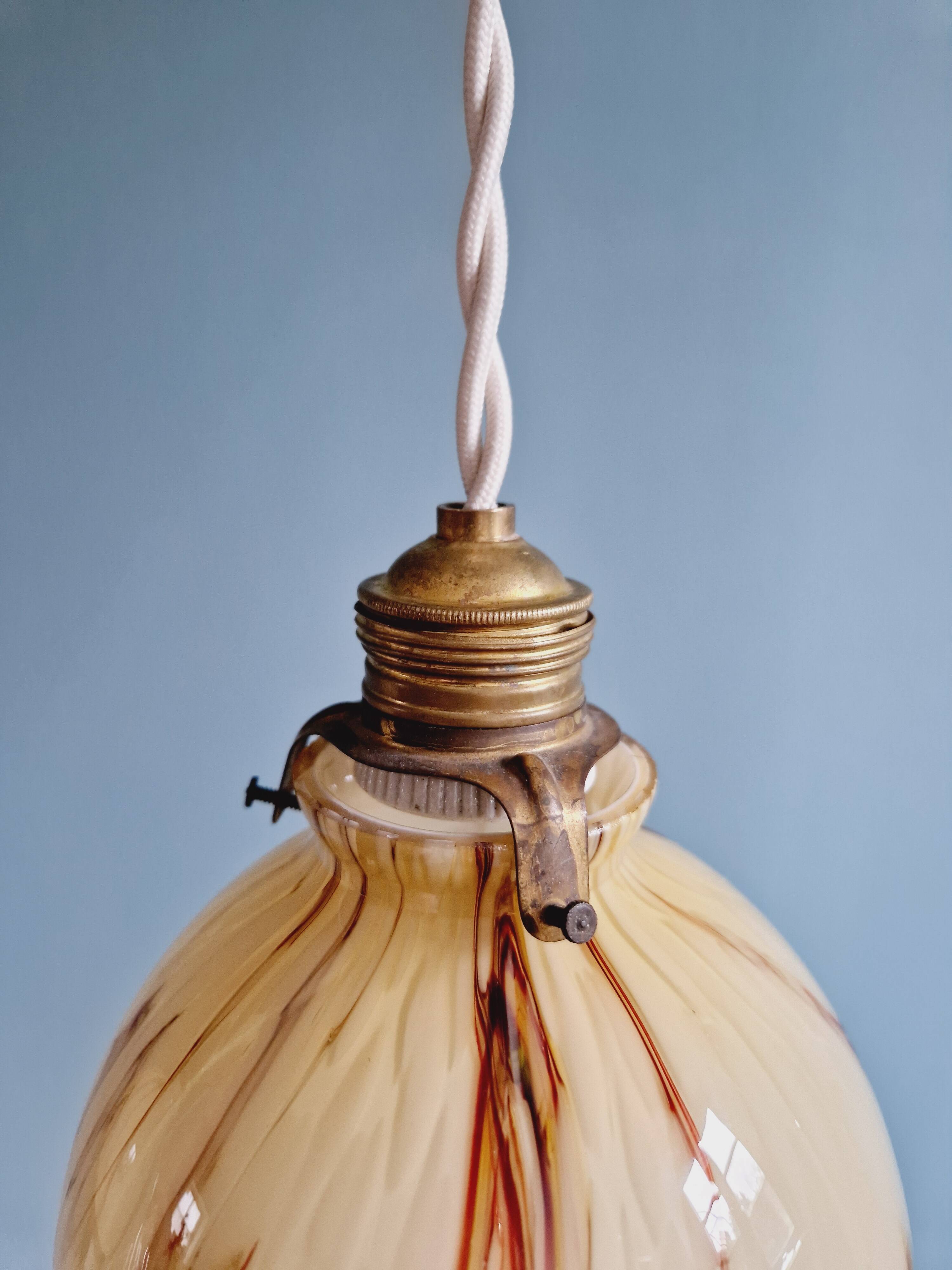 Duo de suspensions Art Déco en opaline marbrée, années 1920-30