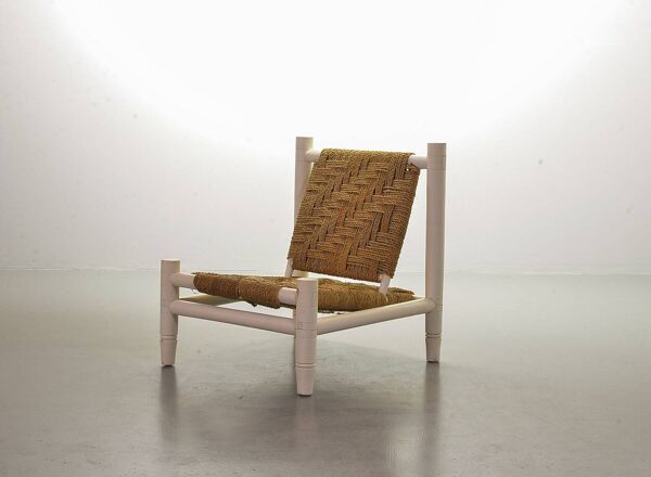 Fauteuil et tabouret bas en osier blanc et chêne de style Charlotte Perriand