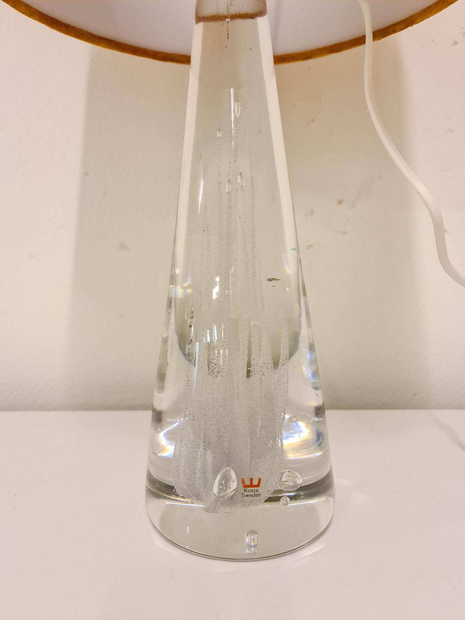 Mid-century crystal glass table lamp by Vicke Lindstrand Kosta, Sweden.