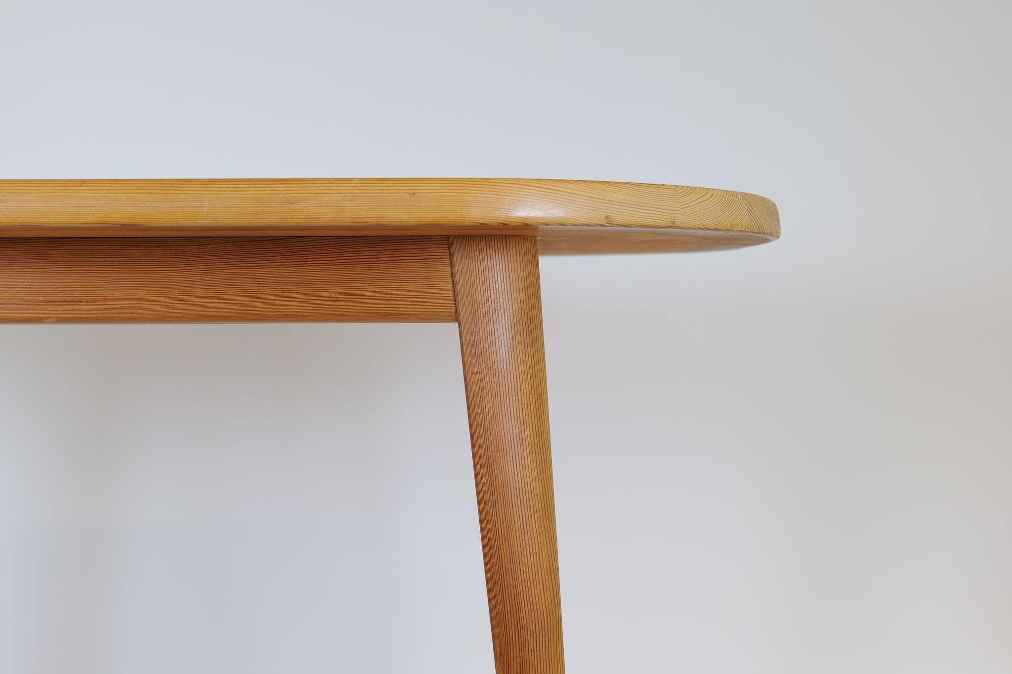 Table basse en pin du milieu du siècle par Carl Malmsten, Suède, années 1940