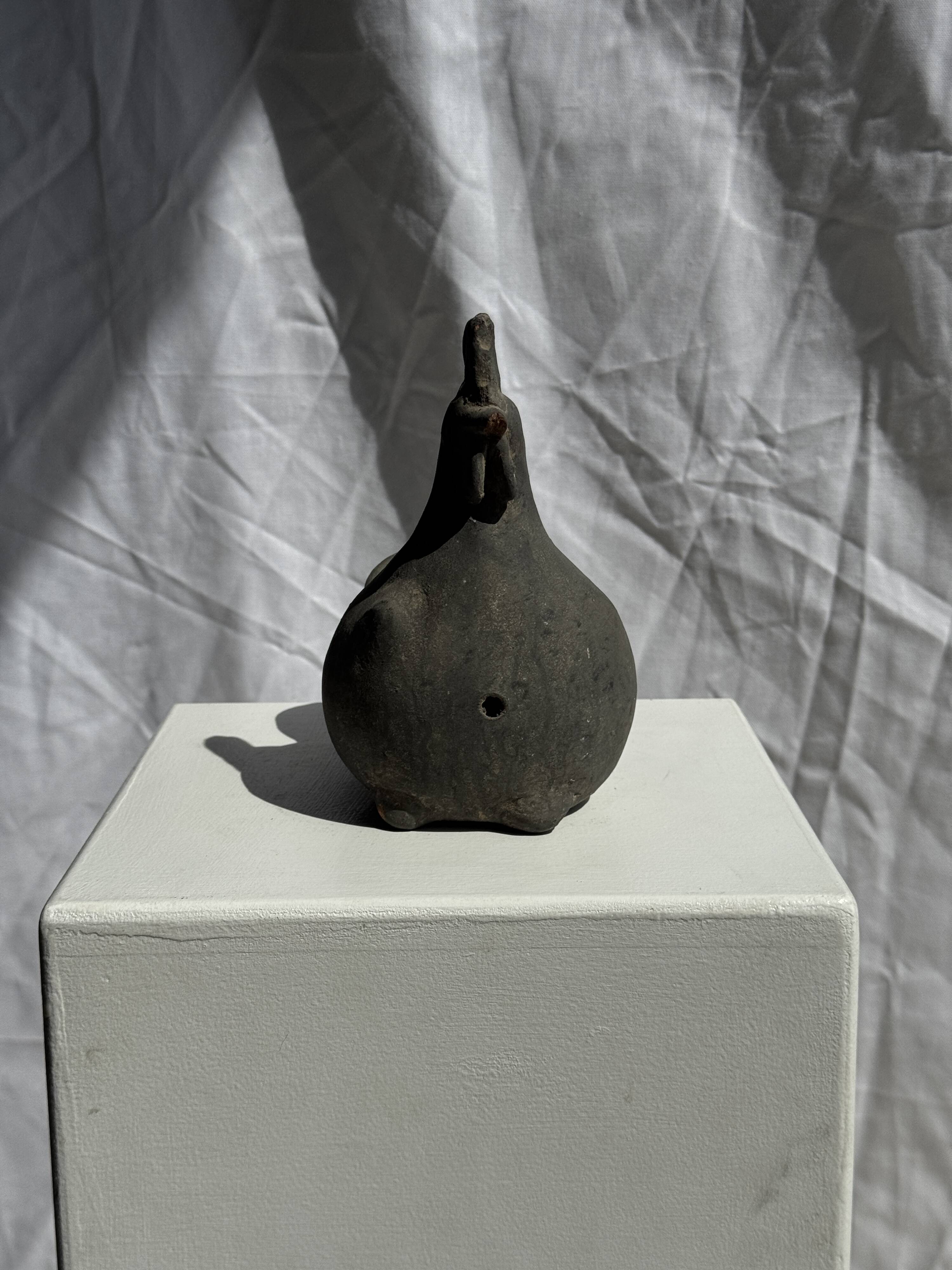 Petite poule en terre cuite, travail artisanal indonésien ancien H18