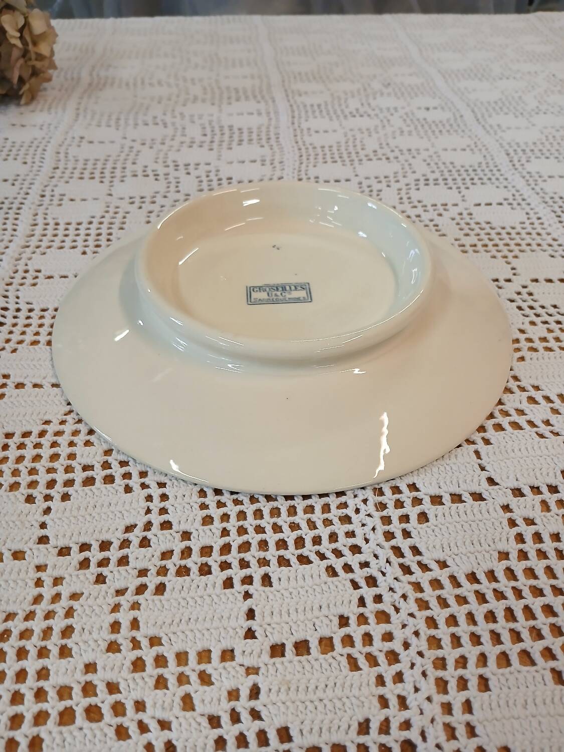 Petit plat ancien en terre de fer