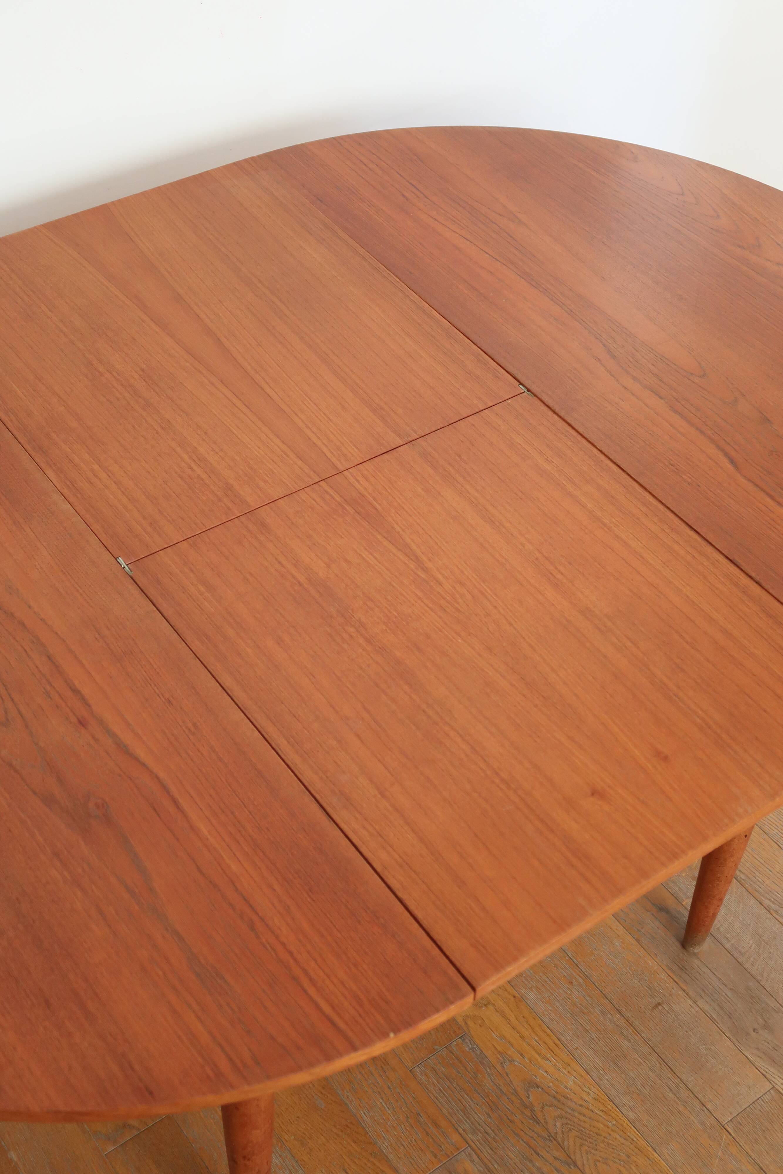 Extendable Scandinavian Round Table
