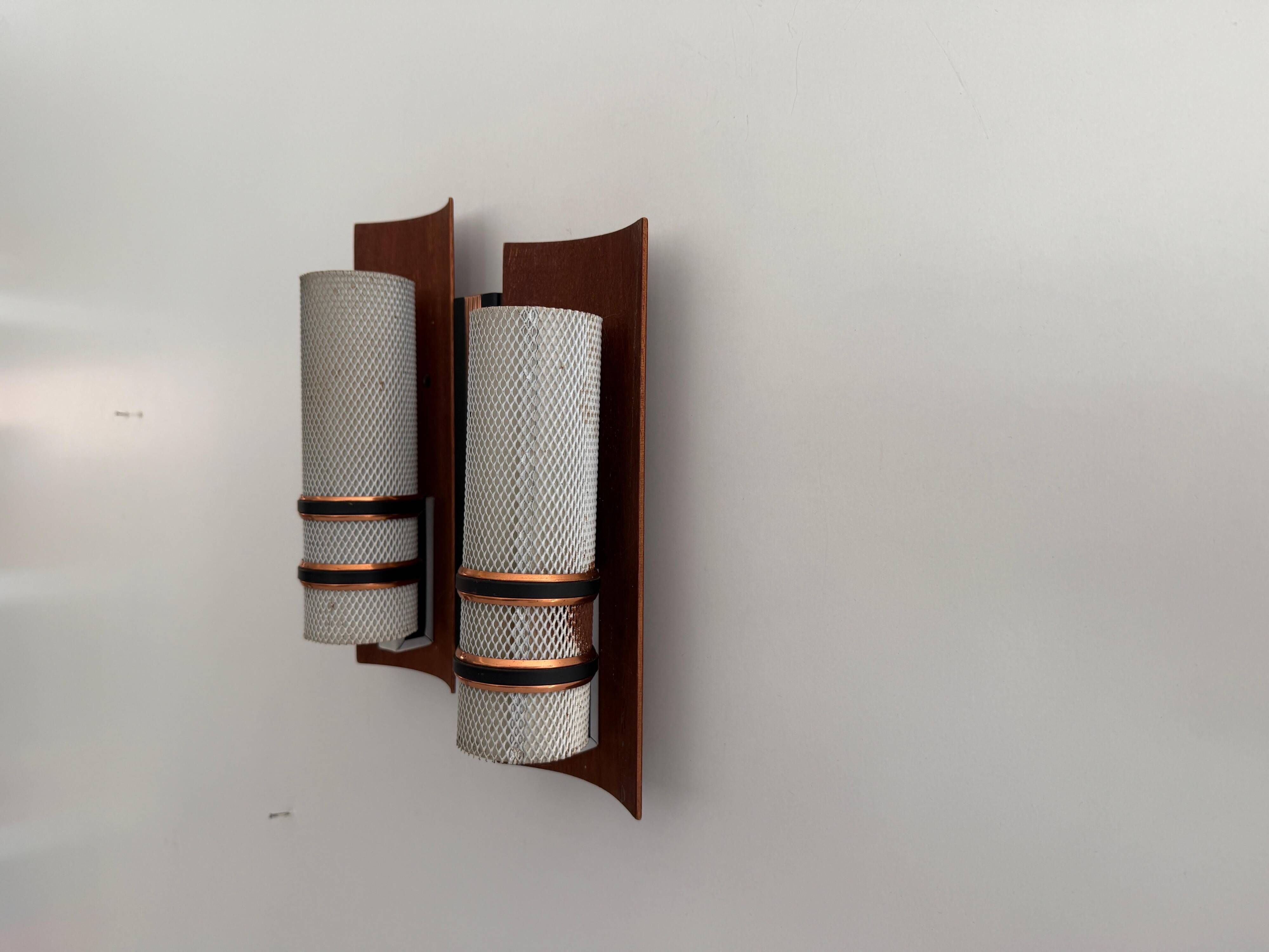 Simple mid-century wall light in metal, wooden and copper base, 1960s, Germany.