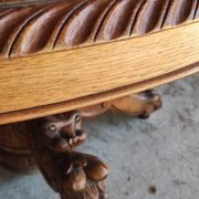 Table ovale en chêne blond sculpté - dite table de chasse