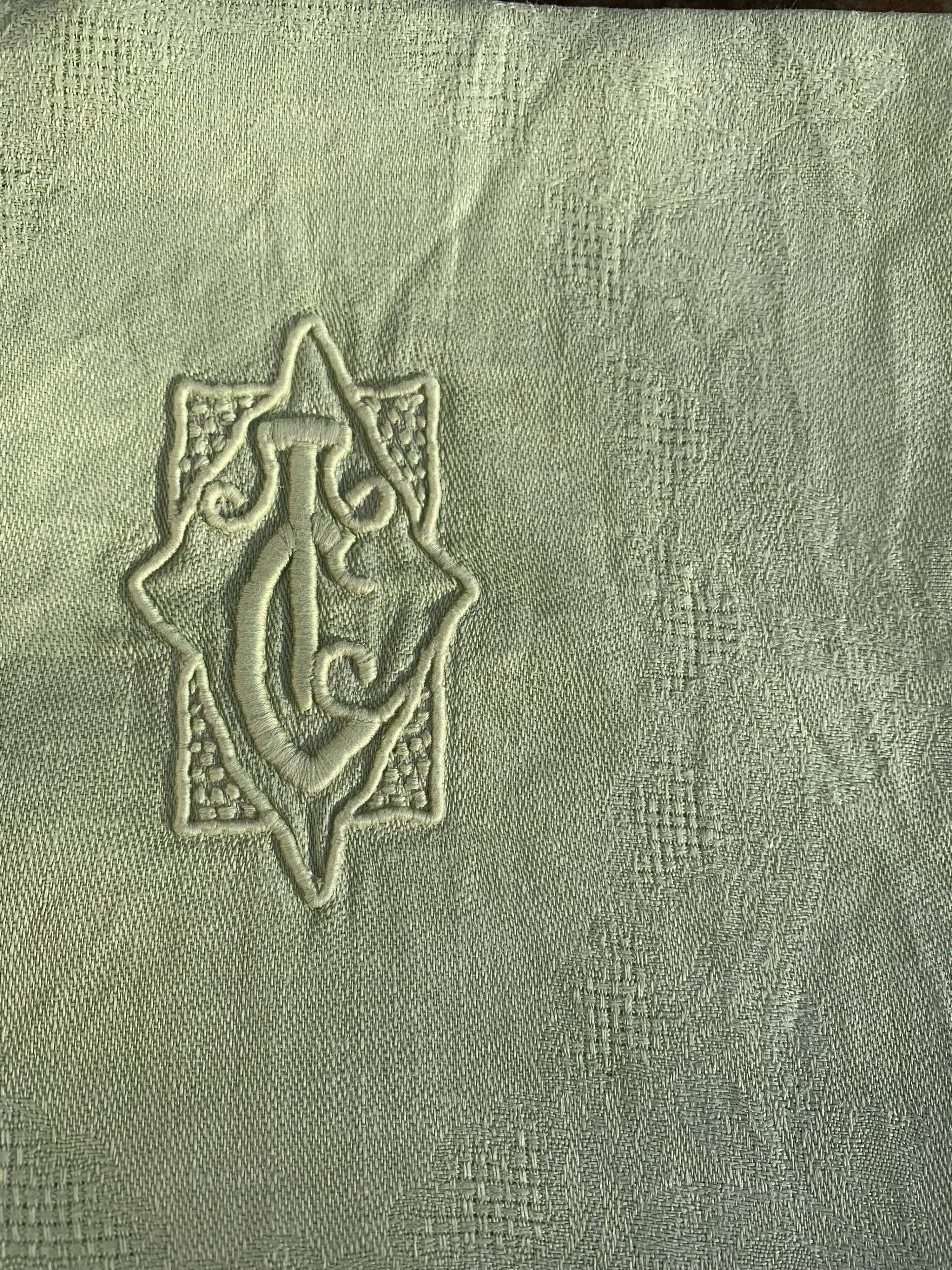 Lot duo, compose de deux grandes serviettes en coton et lin teintées bleue et verte anis, brodées,