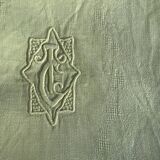 Lot duo, compose de deux grandes serviettes en coton et lin teintées bleue et verte anis, brodées,