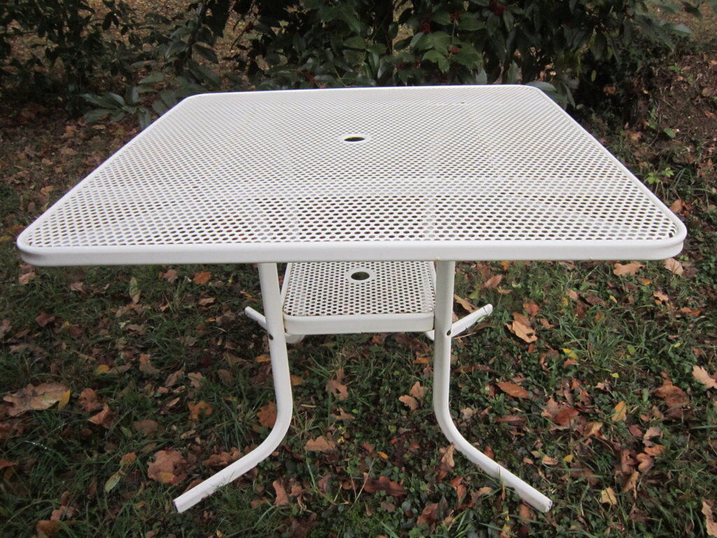 Table de jardin en métal perforé Emu