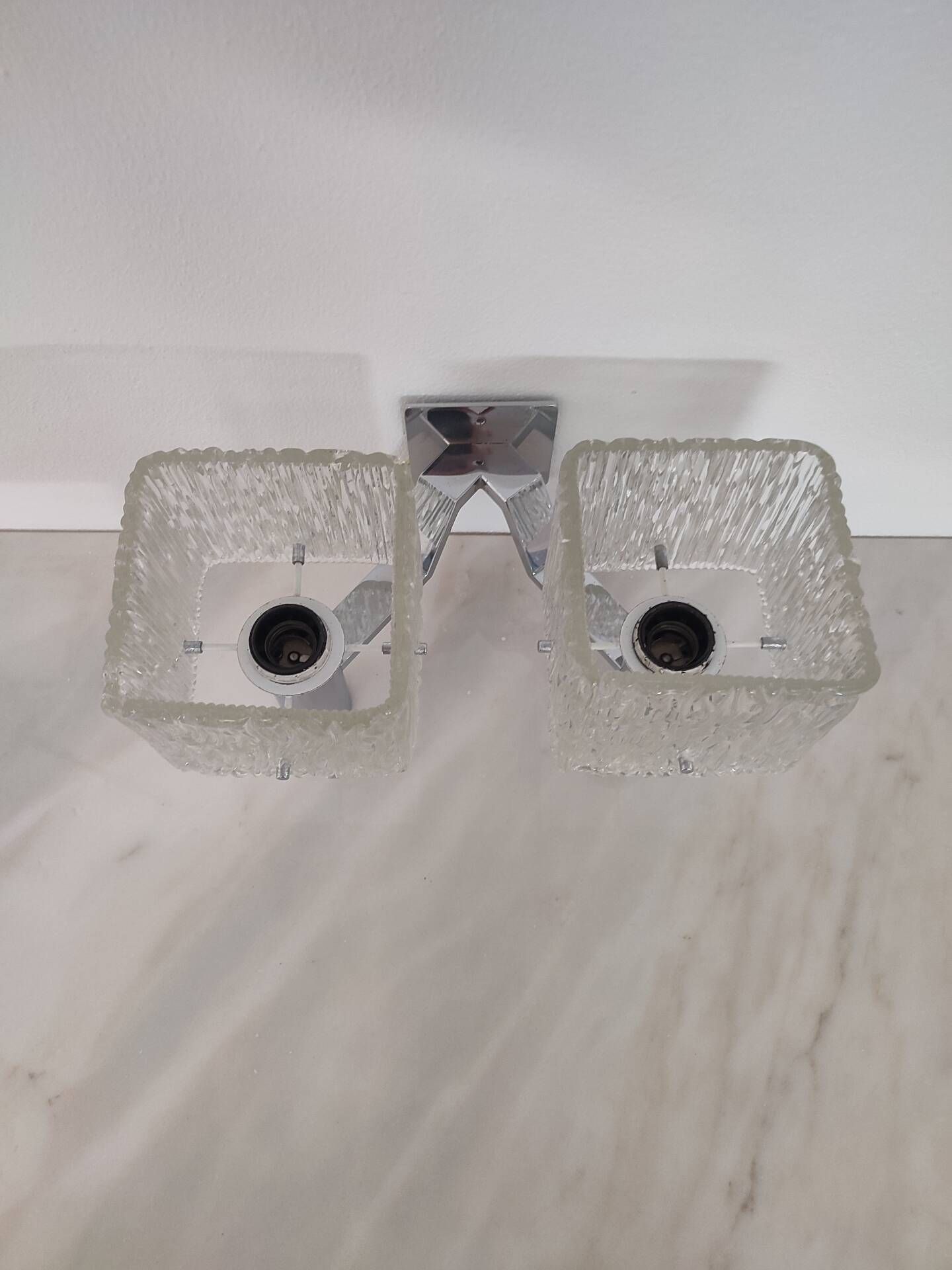 Vintage wall light in textured moulded glass and chrome metal.