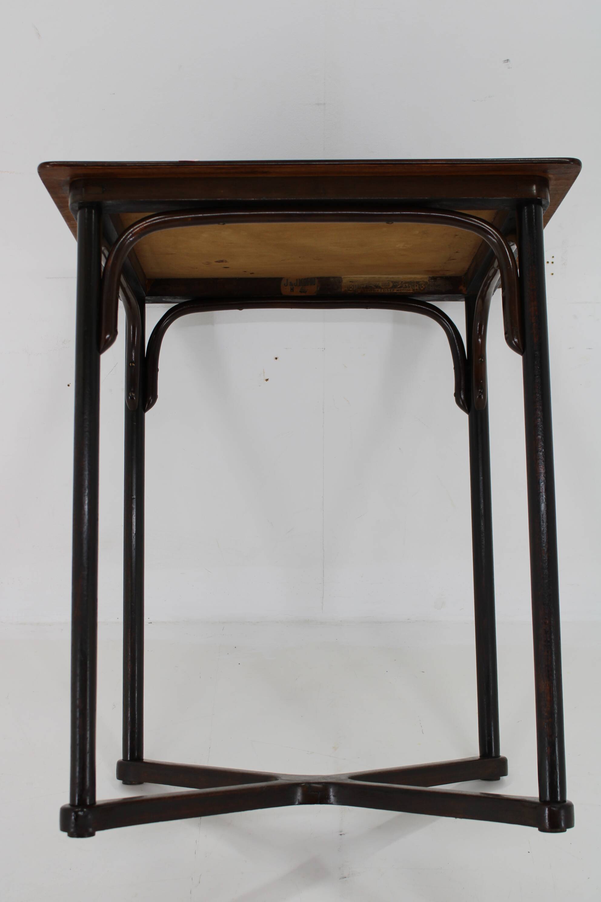 Table d'appoint Art Nouveau en hêtre des années 1910 par J & J Kohn, Autriche
