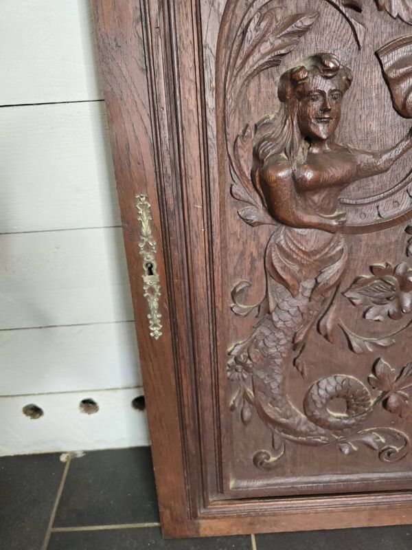 Ancienne porte en bois sculpté en chêne