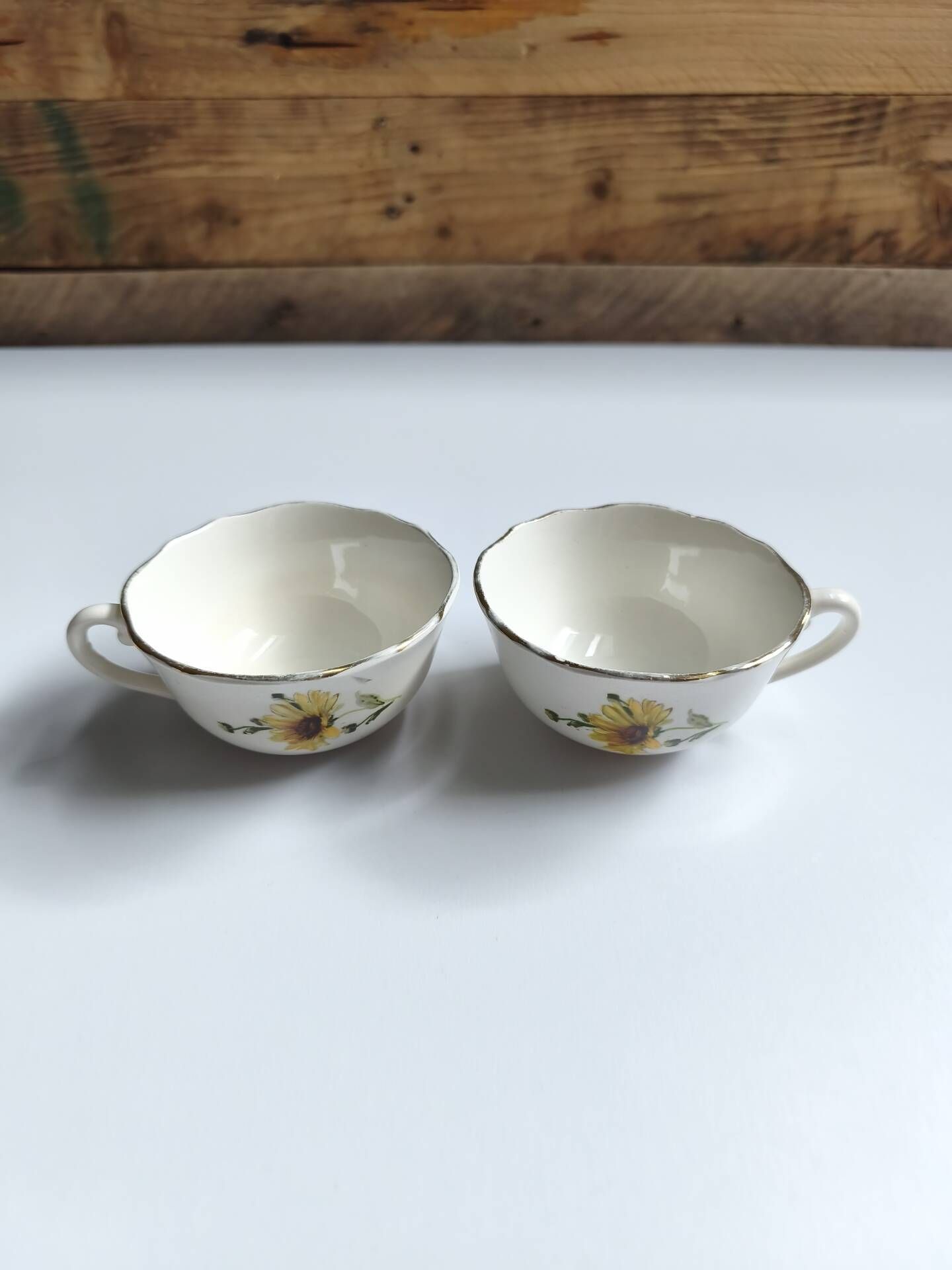 Set of 8 vintage cups with saucers Gien daisies.