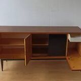 Buffet long moderniste des années 1970.