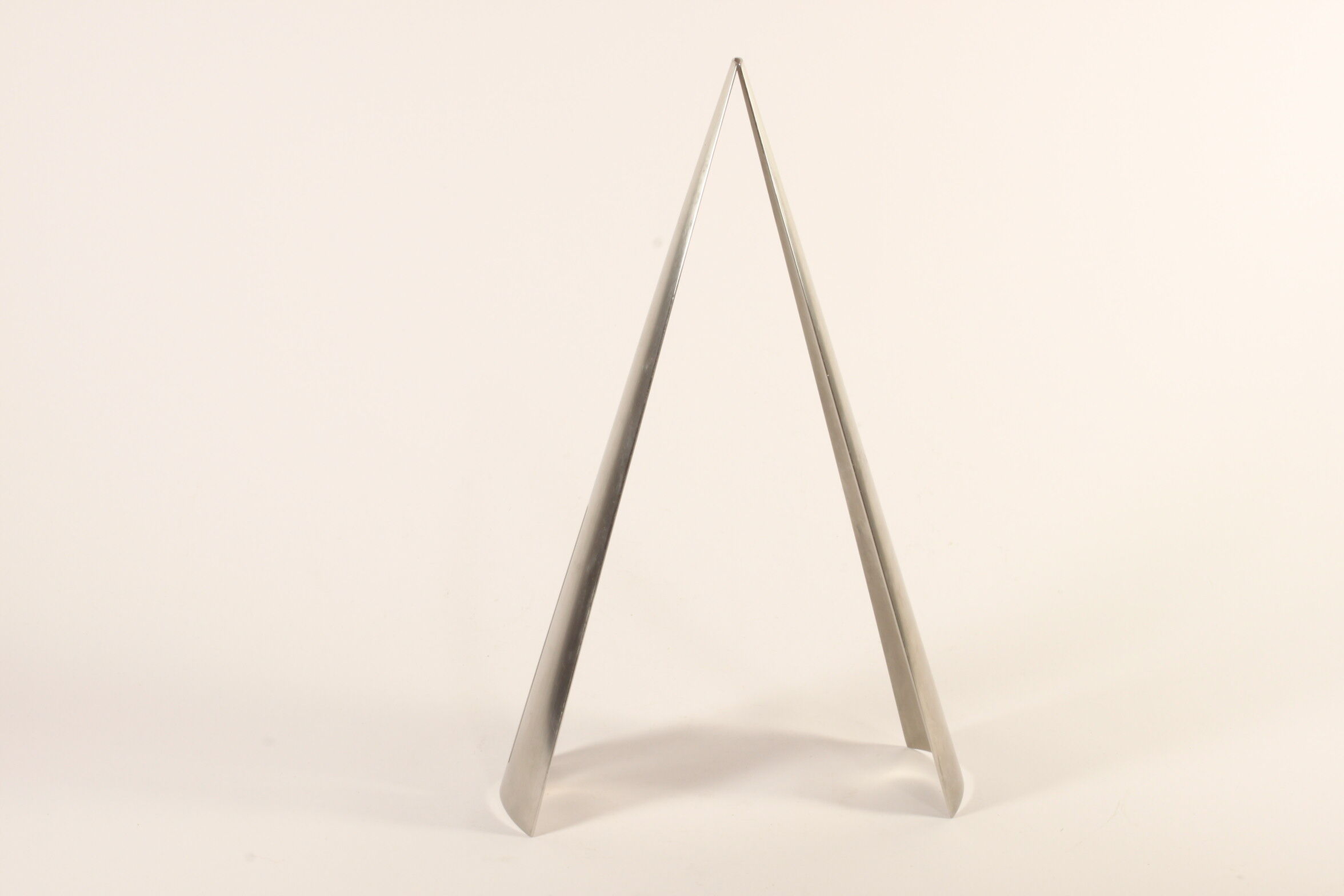 Minimalist triangular salad serving spoons by Jumbo.