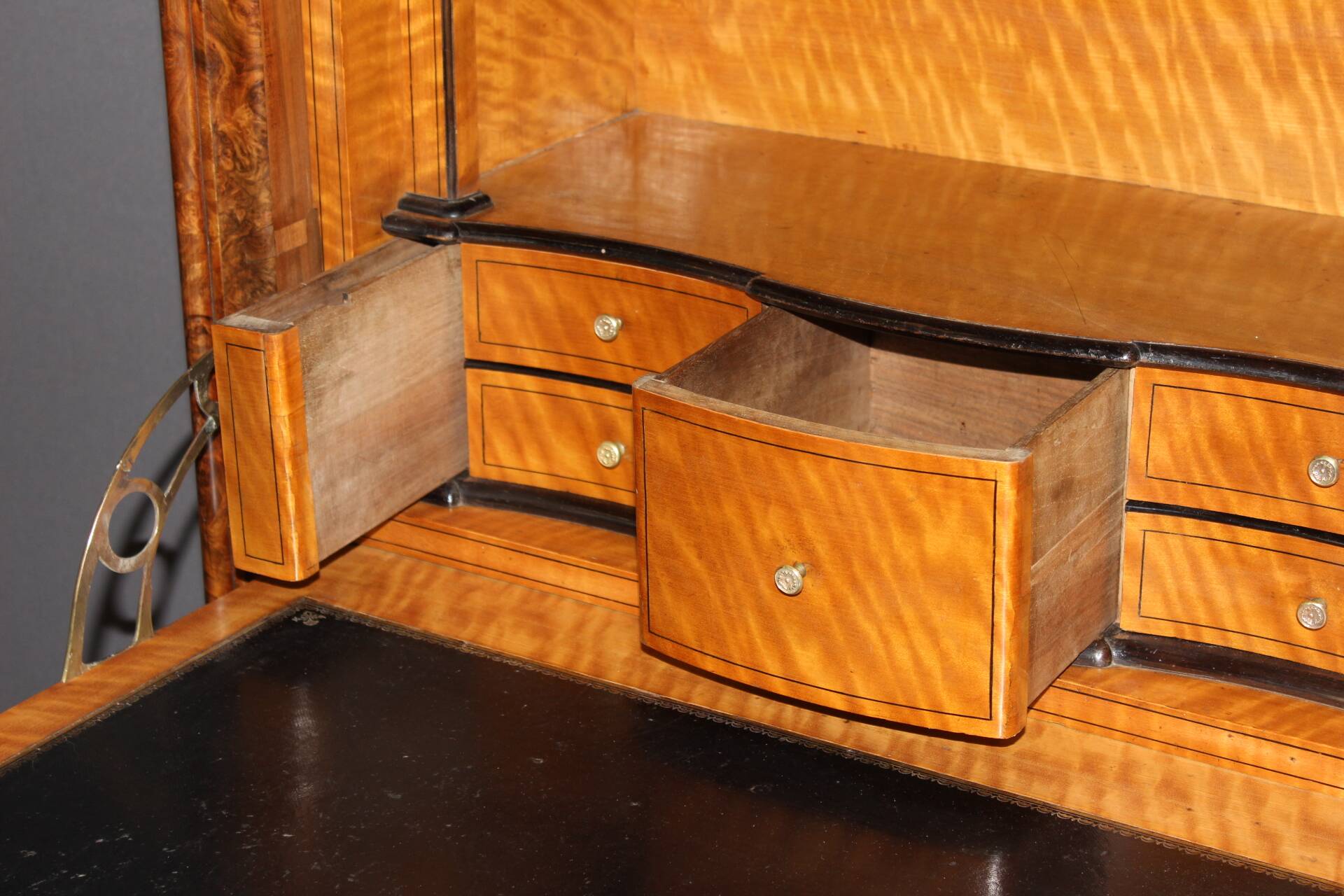 Louis Philippe period secretary in walnut veneer, 19th century.