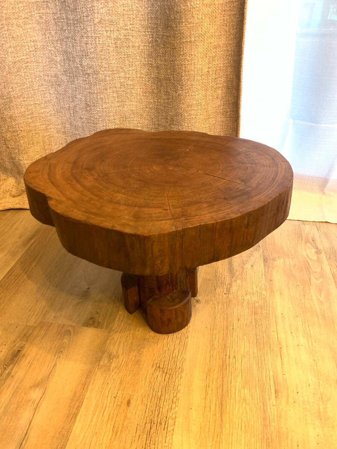 Table d’appoint en bois exotique