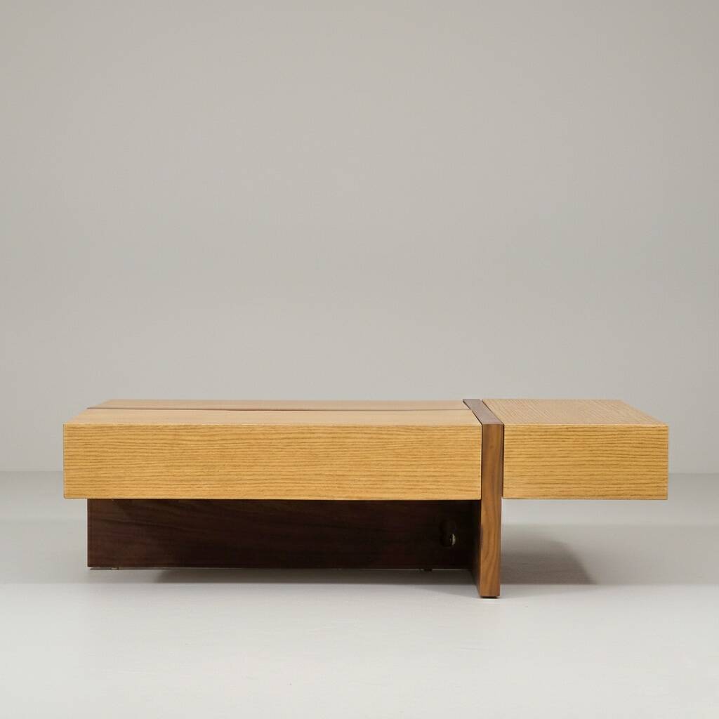 Table basse en bois à compartiments intégrés - Design contemporain