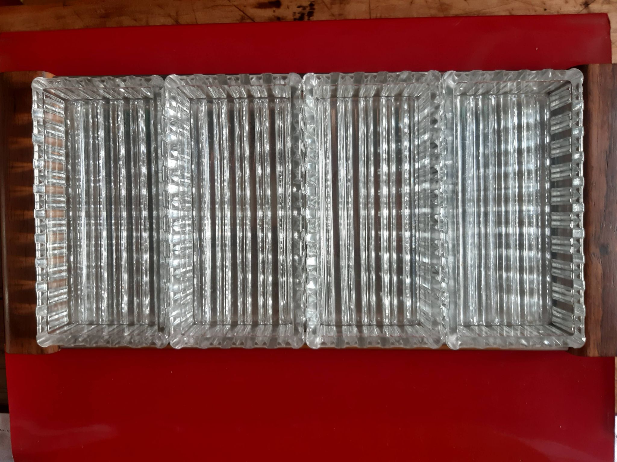 Service platter for aperitifs with four compartments in cut glass.