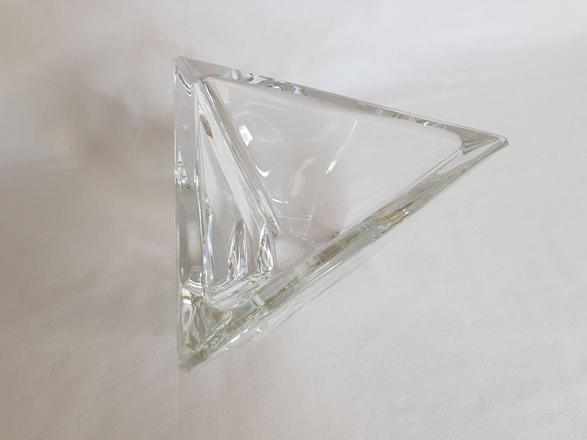 Coupe vide poche en verre de forme triangulaire signé