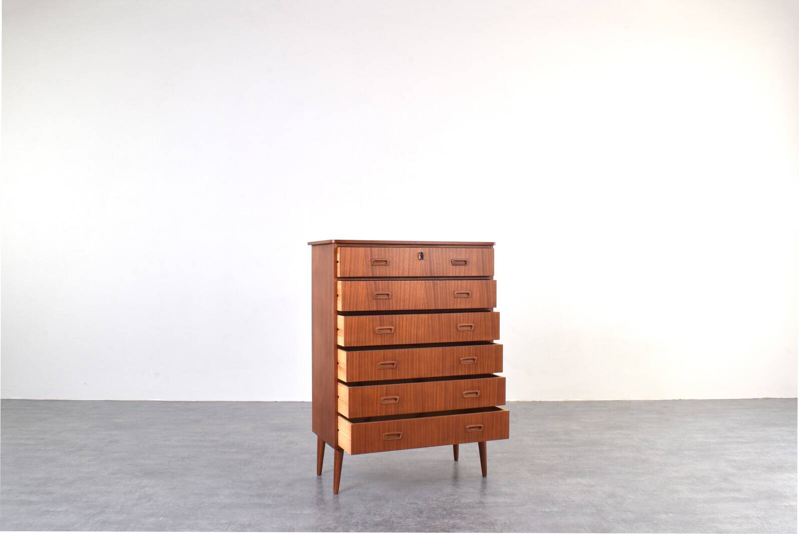 Commode en teck danois des années 1960.